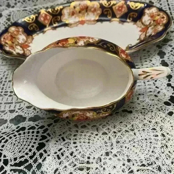 Royal Albert Bone China "Heirloom" cream set - creamer and tray  only - Vintage - Picture 6 of 16